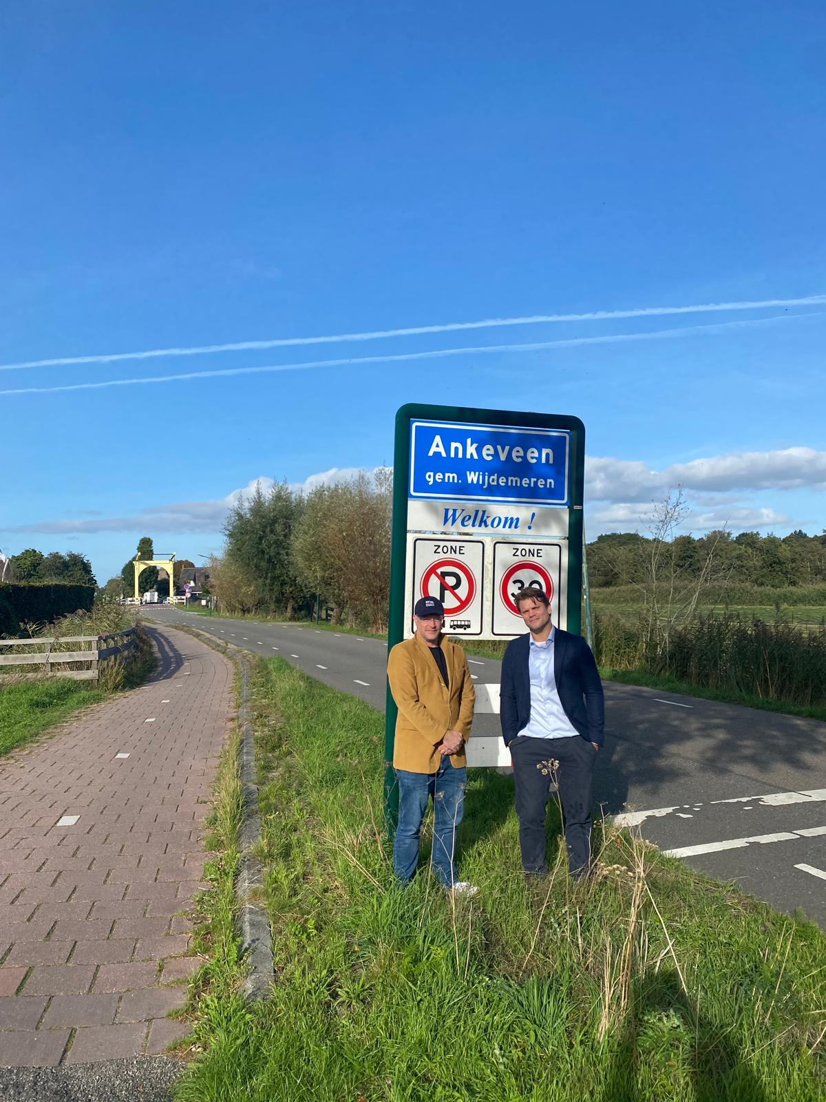 Taaf en Niels bij het plaatsnaambord van Ankeveen