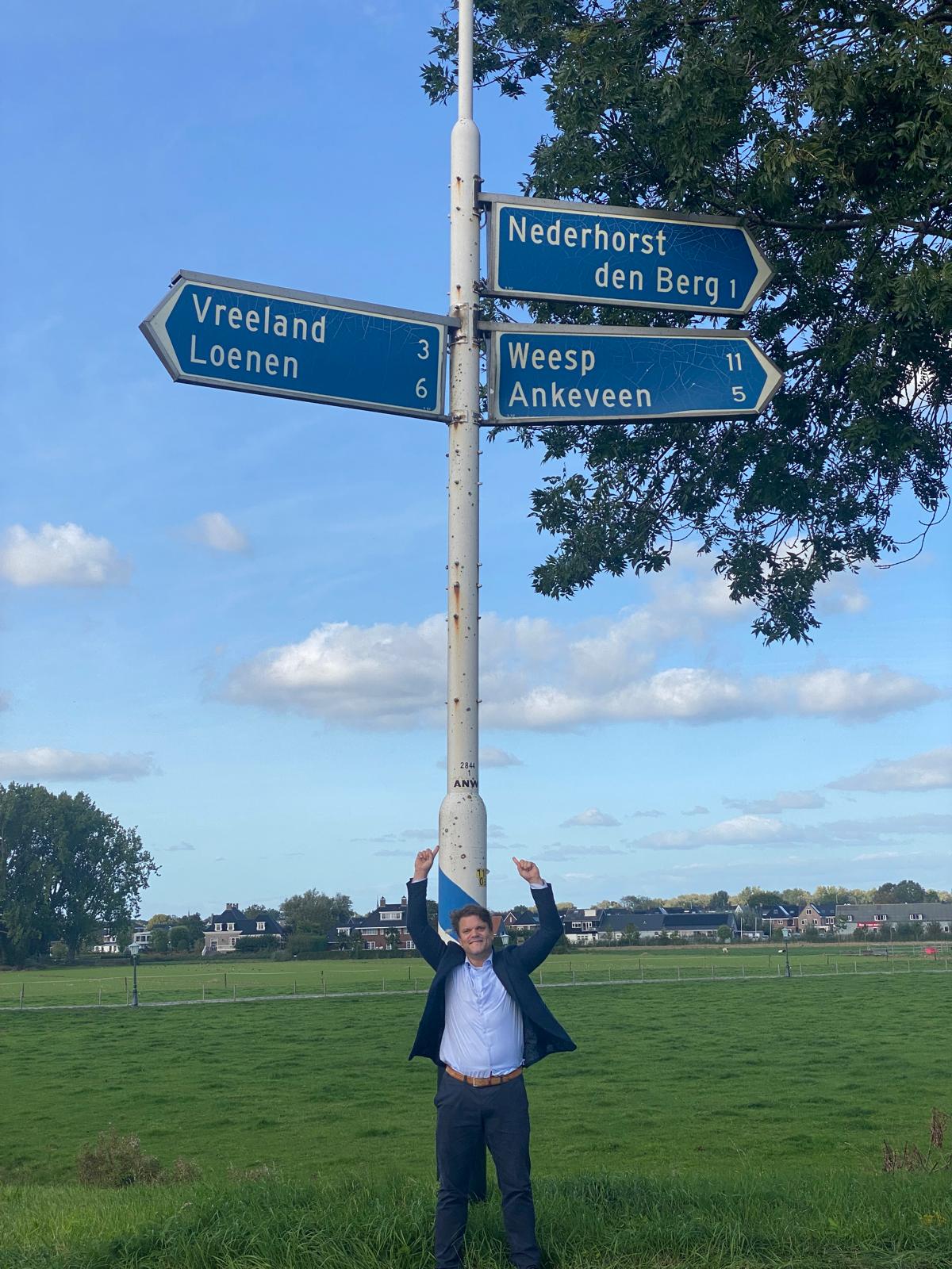 Niels onder de wegwijzer naar Nederhorst den Berg, Vreeland en Ankeveen
