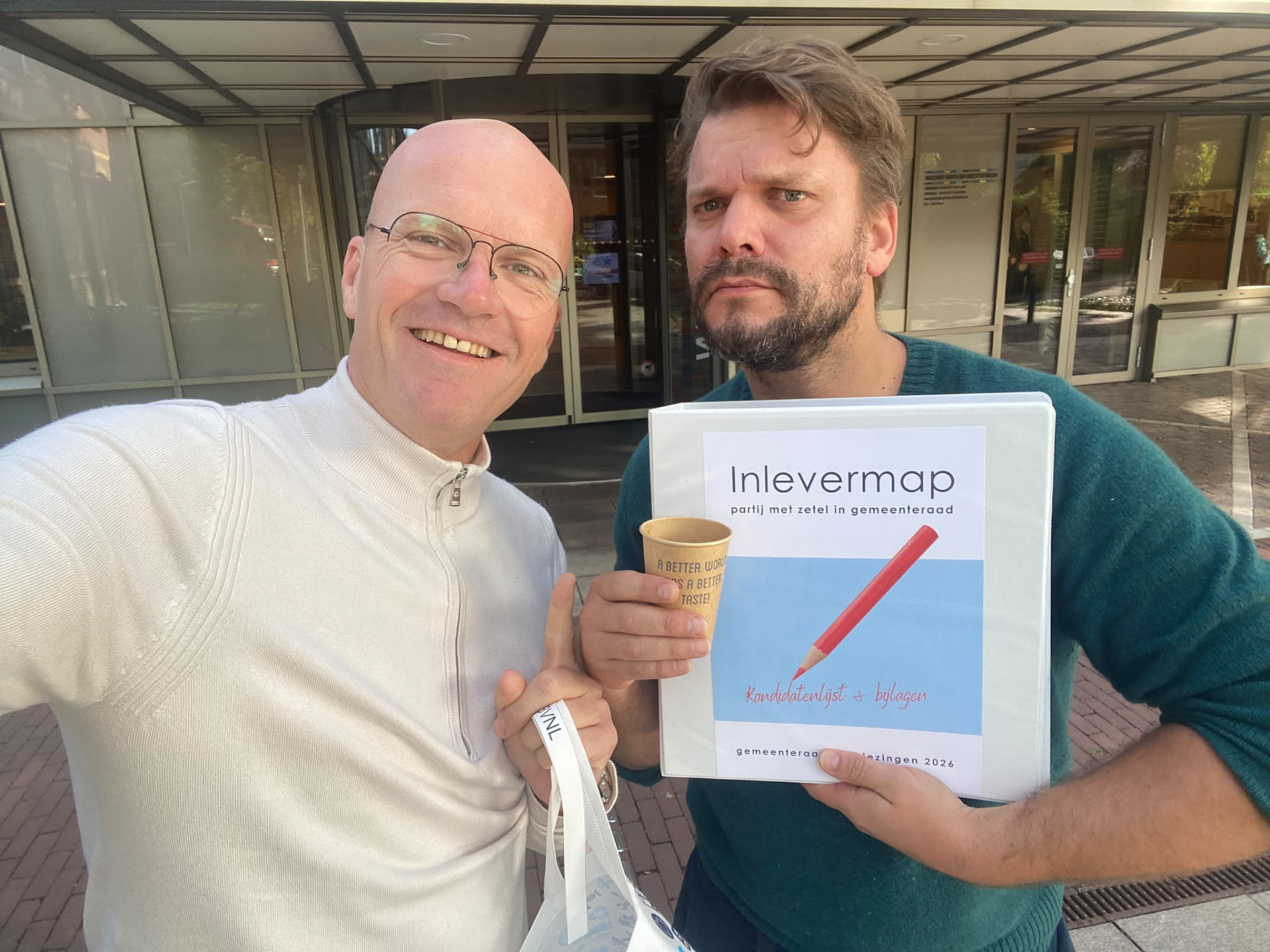 Niels en Joost voor het gemeentehuis van Hilversum