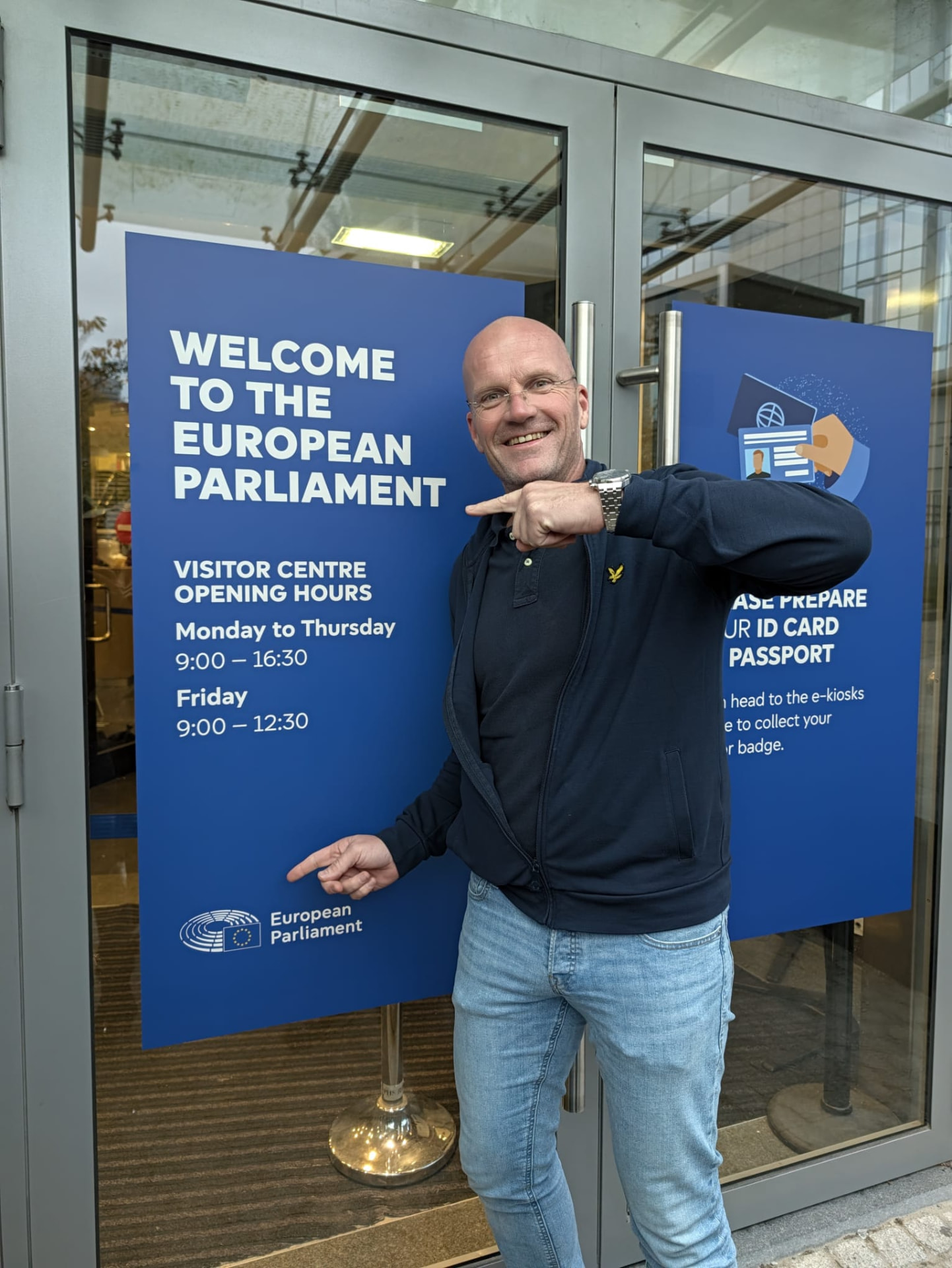 Joost van Beers wijst naar het bord van het Europees Parlement