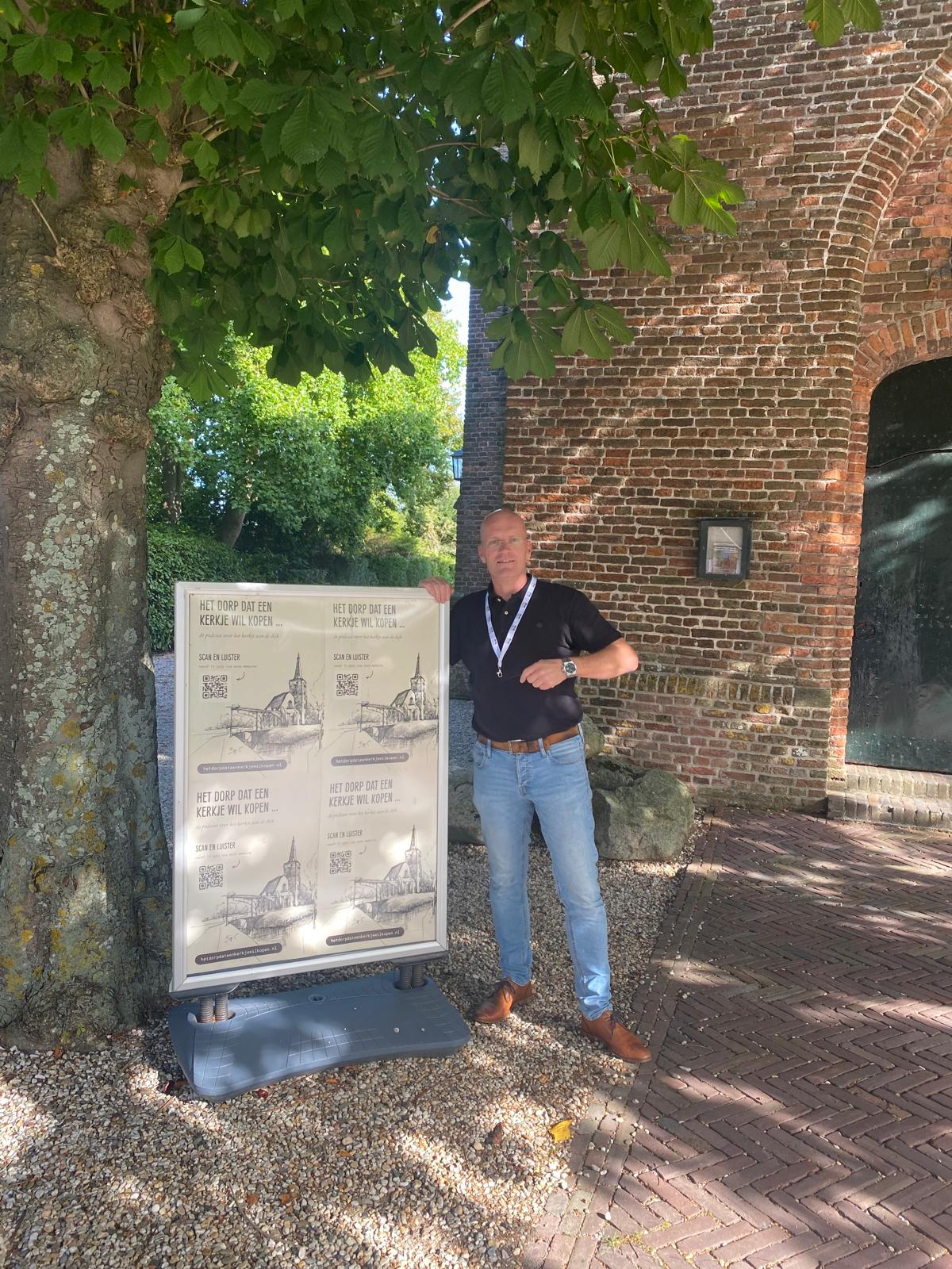 Joost van Beers bij het kerkje aan de dijk