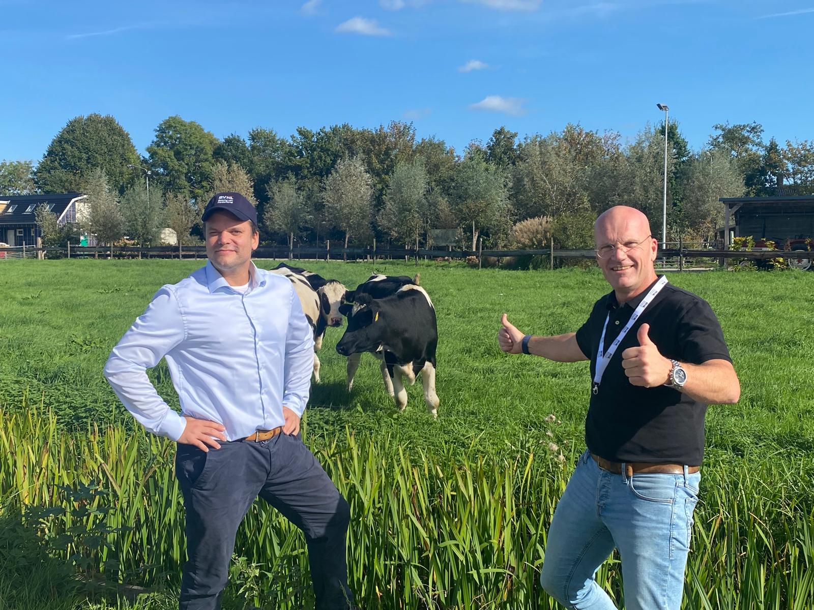 Niels en Joost in het weiland bij de koeien