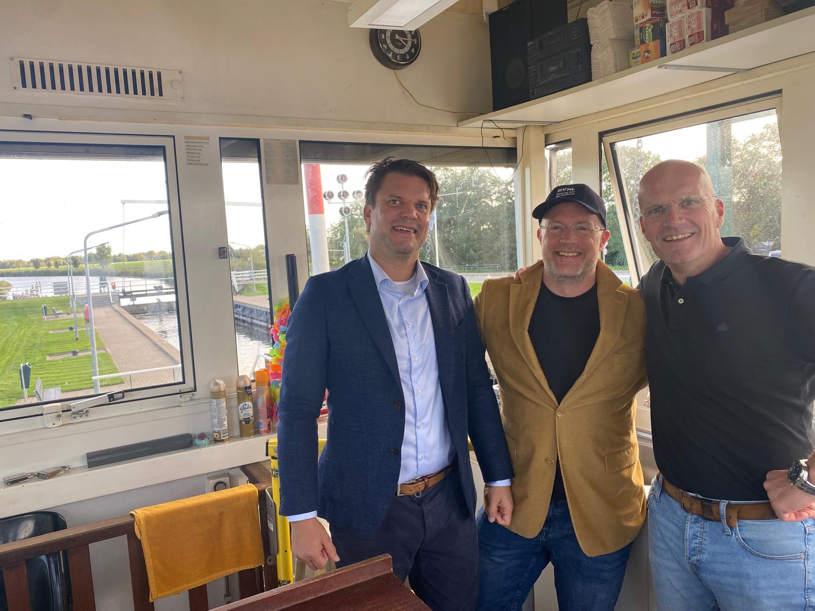 Niels, Taaf en Joost in het sluiswachtershuisje bij Ankeveen