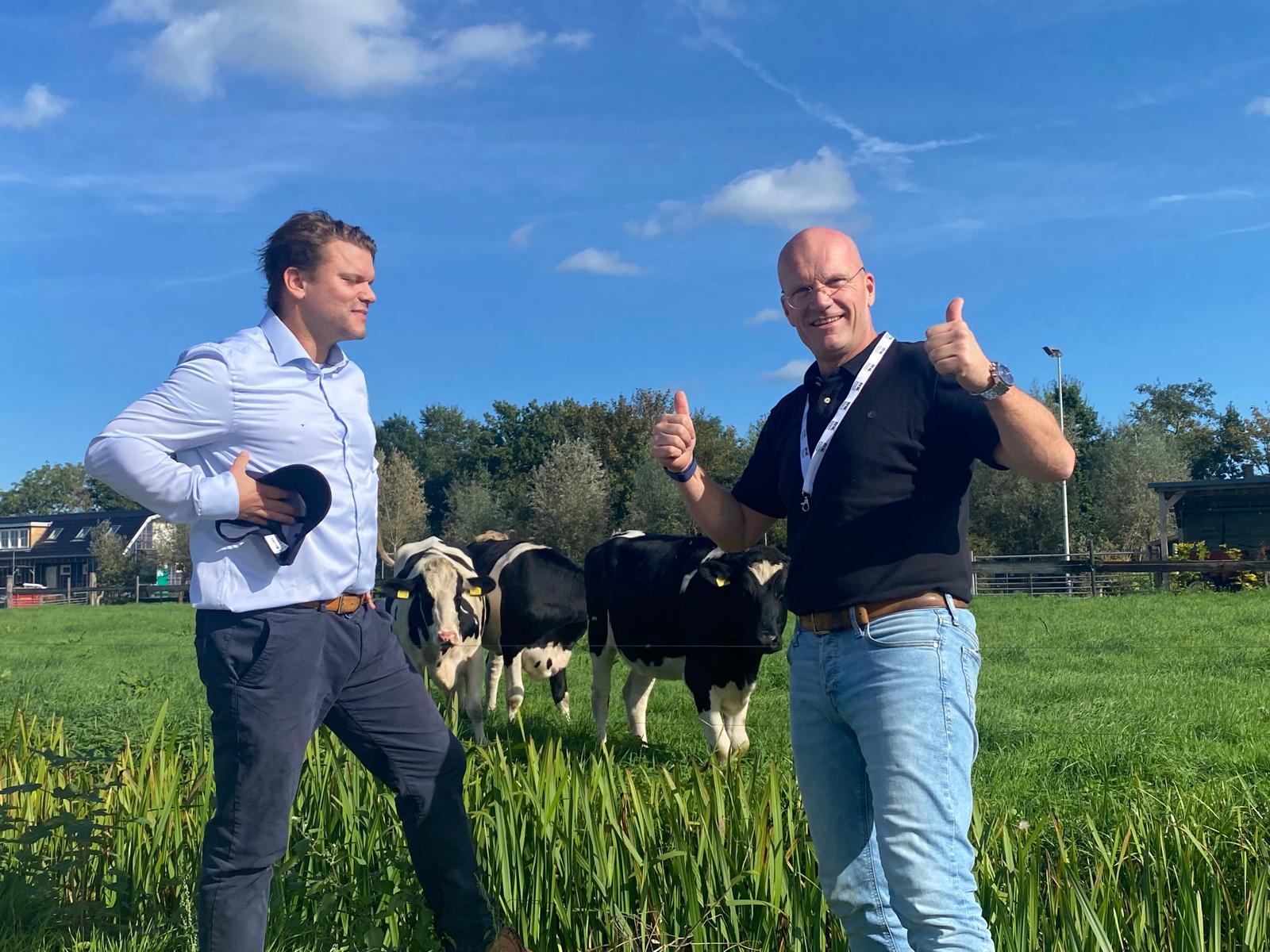 Niels en Joost bij de koeien, duim omhoog