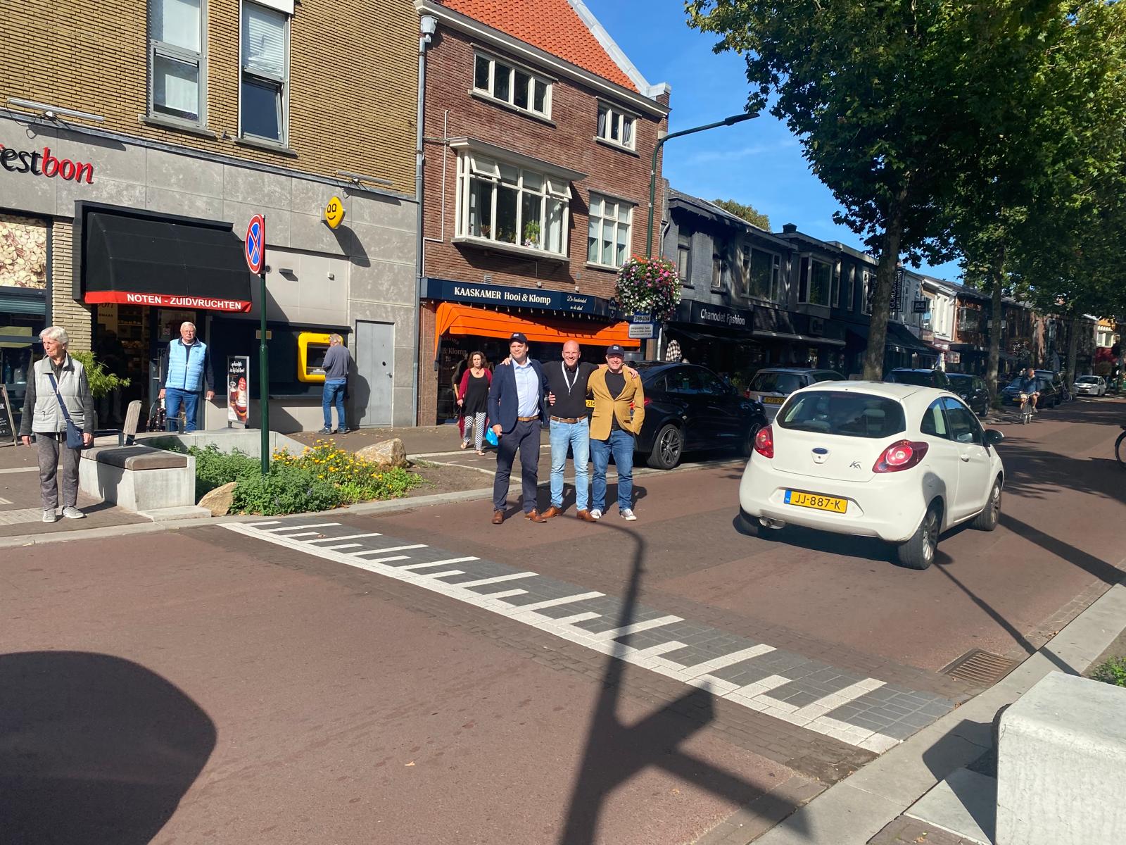 Niels, Joost en Taaf in de winkelstraat